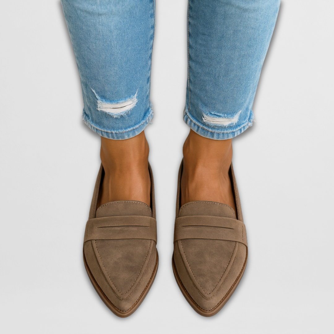 Matt hatású hegyes orrú loafer pánttal