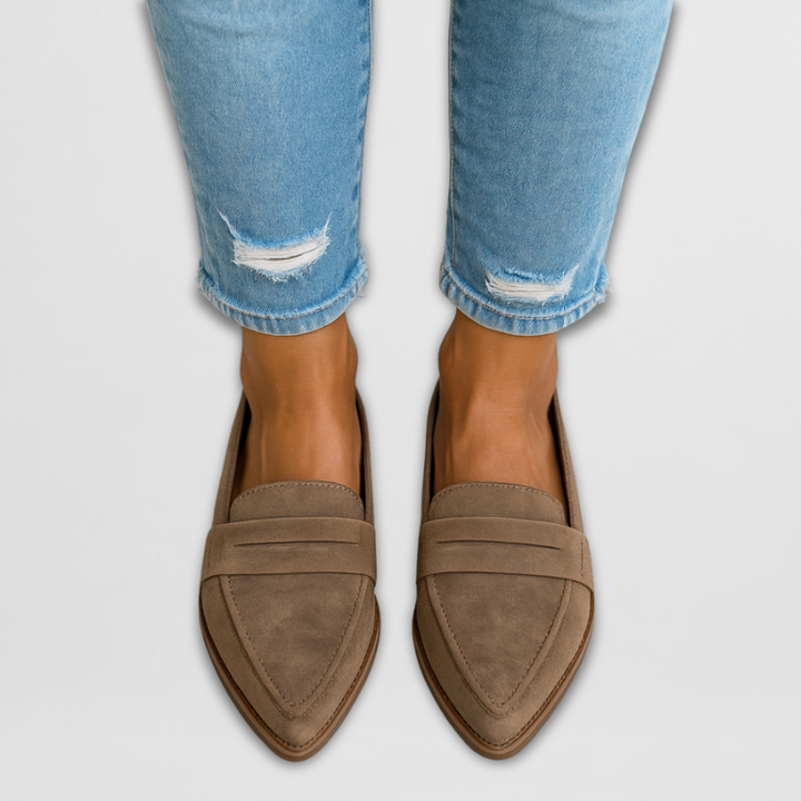Matt hatású hegyes orrú loafer pánttal