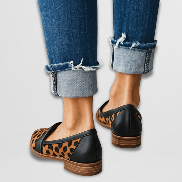 Matt hatású hegyes orrú loafer pánttal – 5. kép