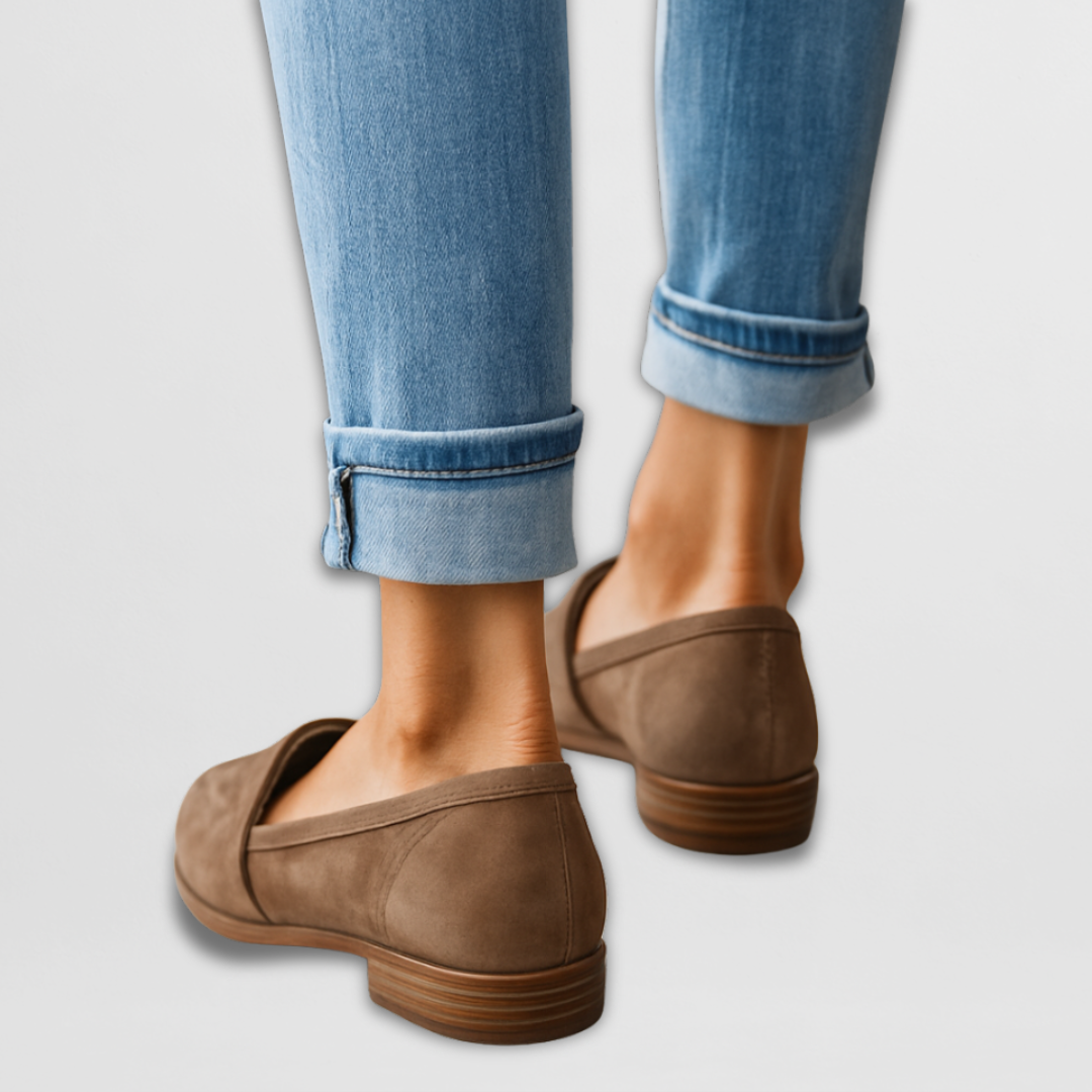 Matt hatású hegyes orrú loafer pánttal – 4. kép