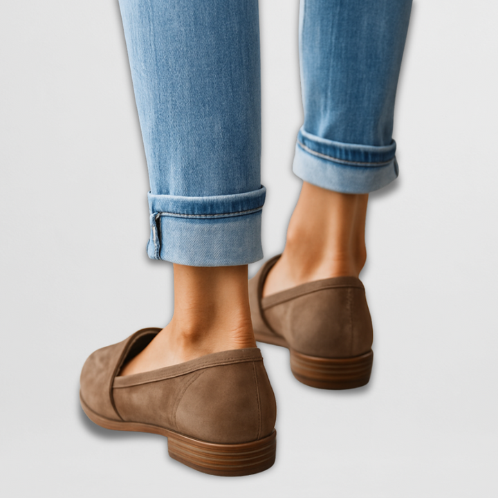 Matt hatású hegyes orrú loafer pánttal – 4. kép