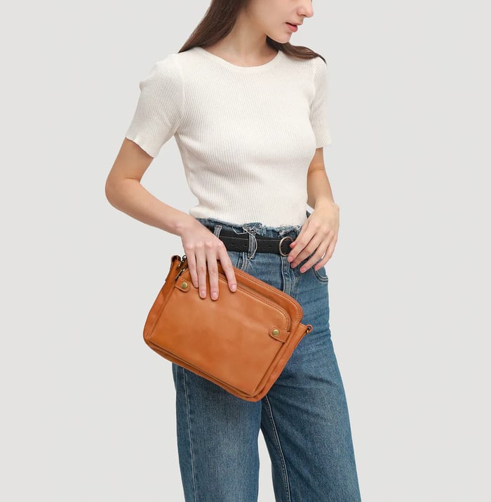 Háromrekeszes crossbody táska barna színben – 8. kép