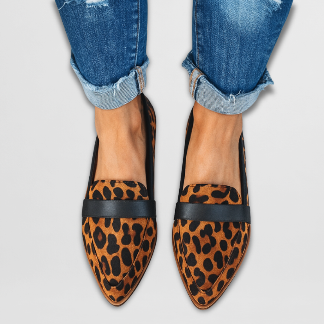 Matt hatású hegyes orrú loafer pánttal – 7. kép