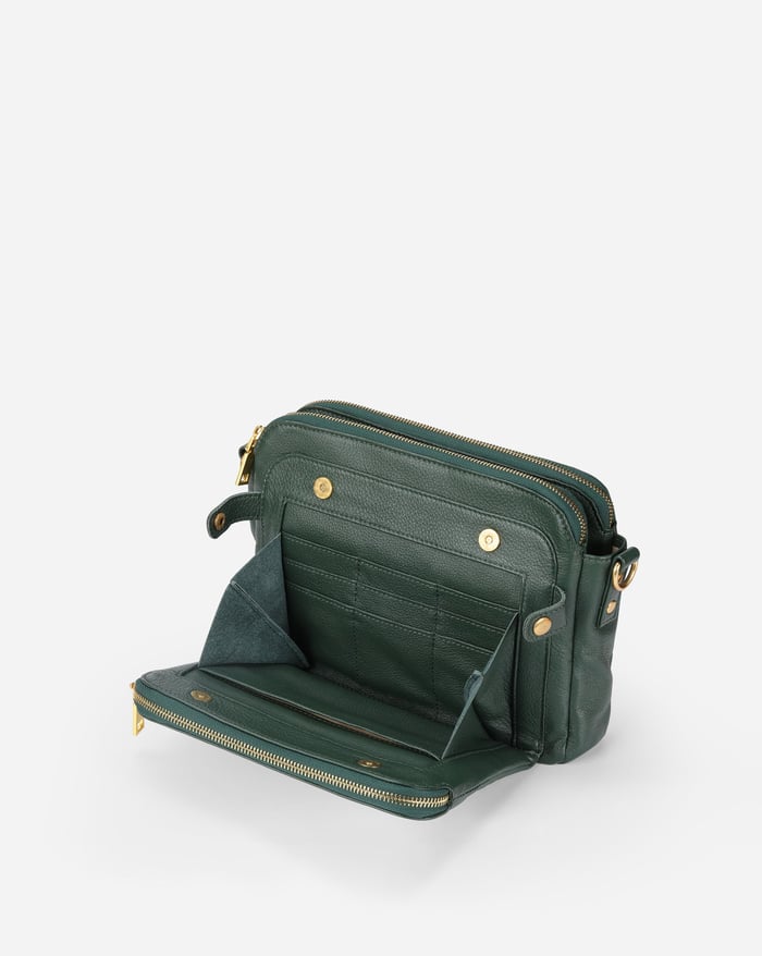 Háromrekeszes crossbody táska barna színben – 27. kép