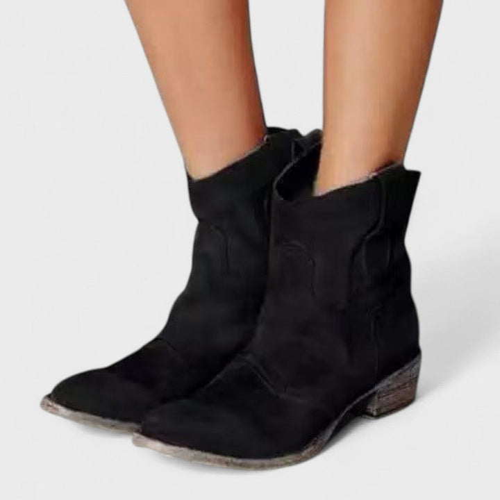 Időtálló elegáns szárú női csizma – 3. kép