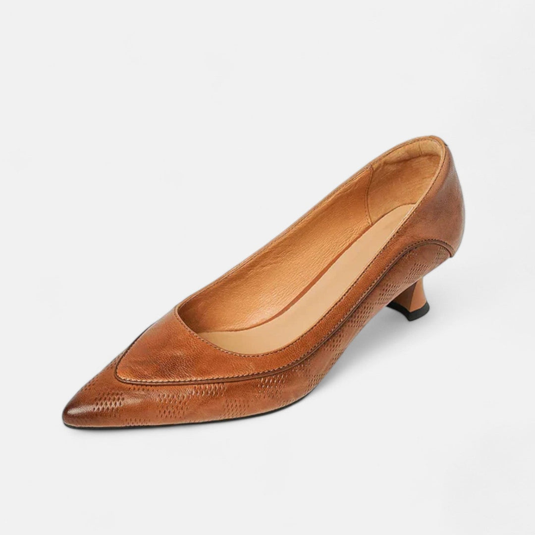 Dombornyomott hegyes orrú kitten heel cipő