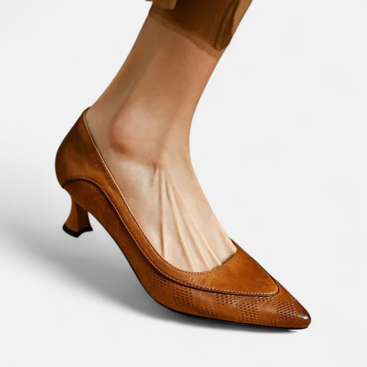 Dombornyomott hegyes orrú kitten heel cipő – 3. kép