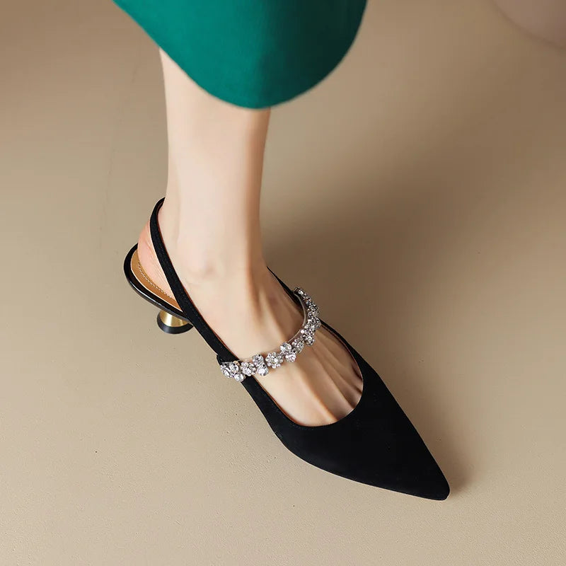 Elegáns lapos női szandál arany színben – 7. kép