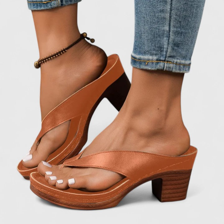 Elegáns magassarkú párnázott talppal – 3. kép