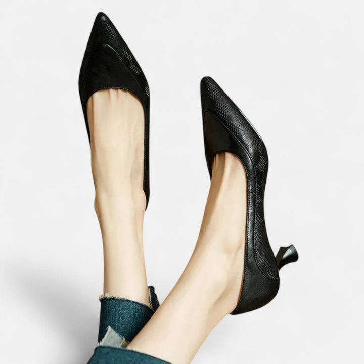 Dombornyomott hegyes orrú kitten heel cipő – 8. kép