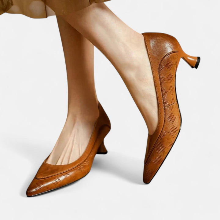 Dombornyomott hegyes orrú kitten heel cipő – 2. kép