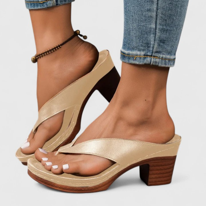 Elegáns magassarkú párnázott talppal – 7. kép