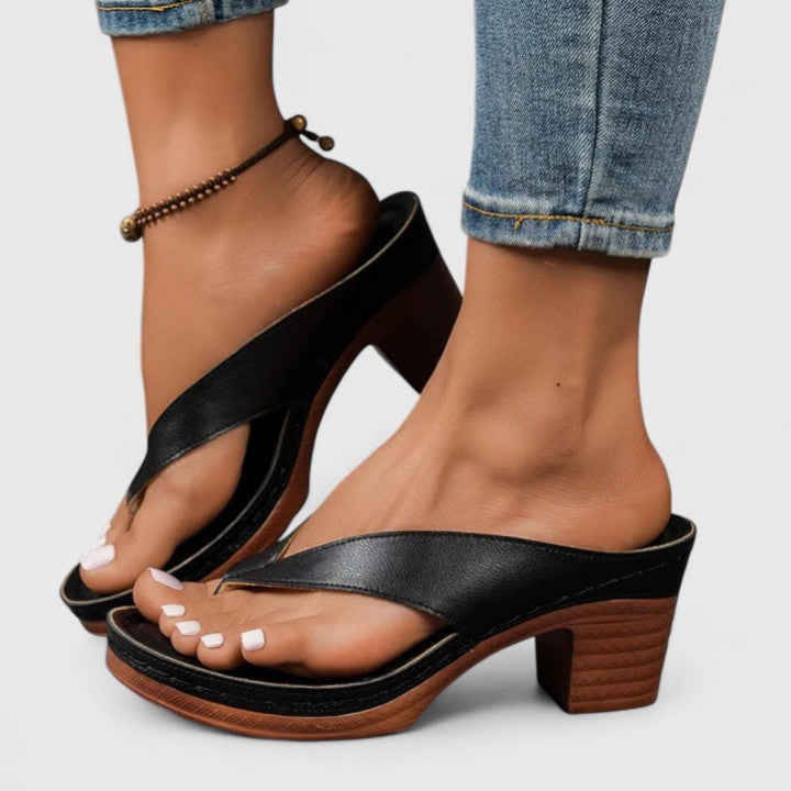 Elegáns magassarkú párnázott talppal – 8. kép