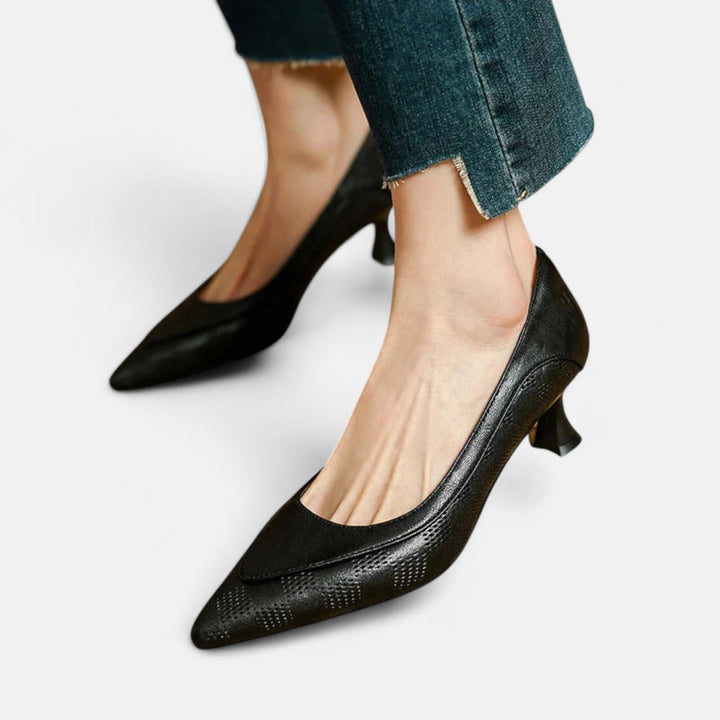 Dombornyomott hegyes orrú kitten heel cipő – 7. kép