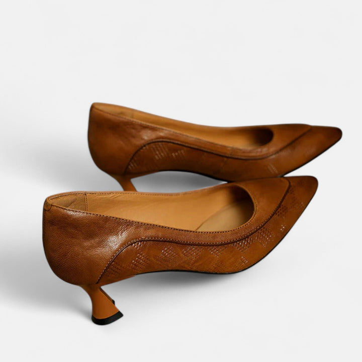 Dombornyomott hegyes orrú kitten heel cipő – 4. kép