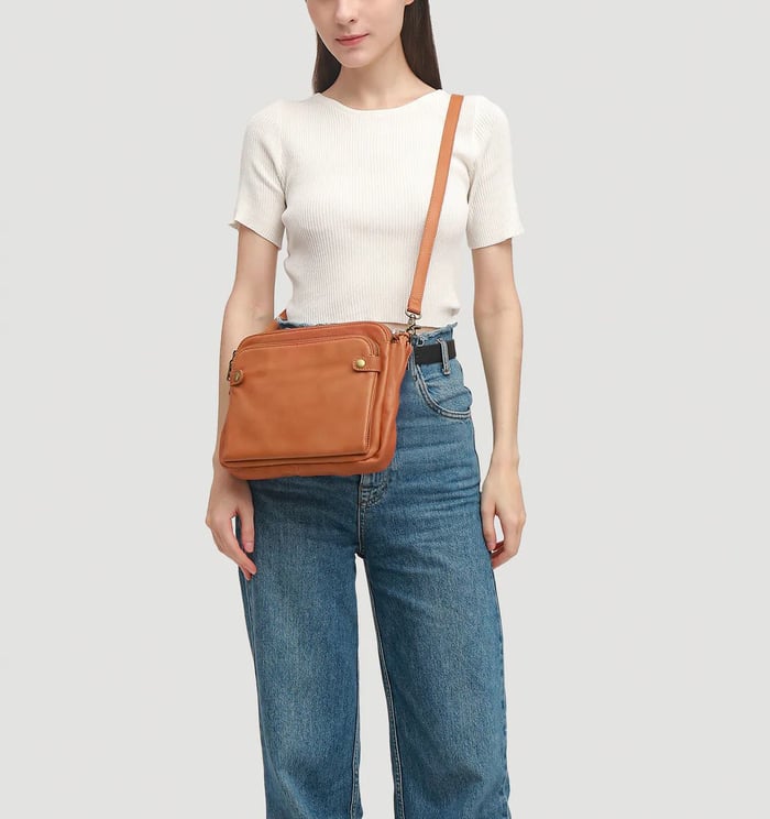 Háromrekeszes crossbody táska barna színben – 9. kép