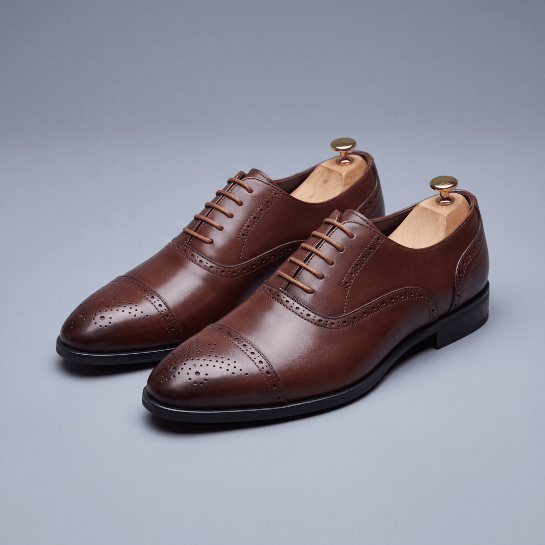 Klasszikus férfi oxford brogue cipő piros talppal