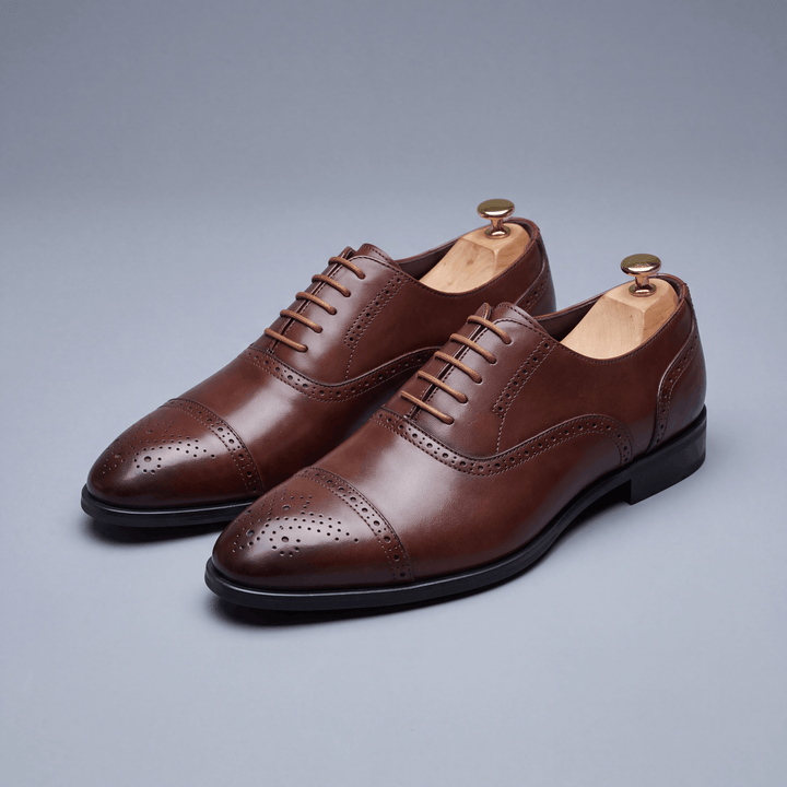 Klasszikus férfi oxford brogue cipő piros talppal